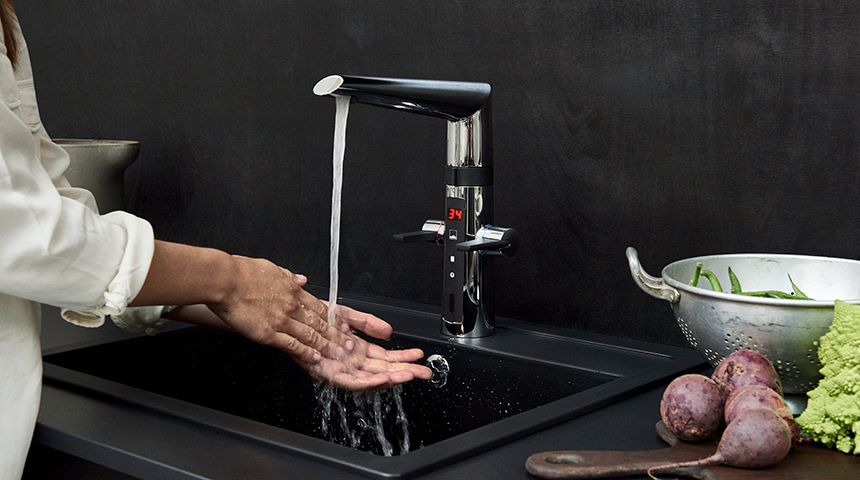 Wie Sie mit berührungslosen Armaturen Wasser sparen