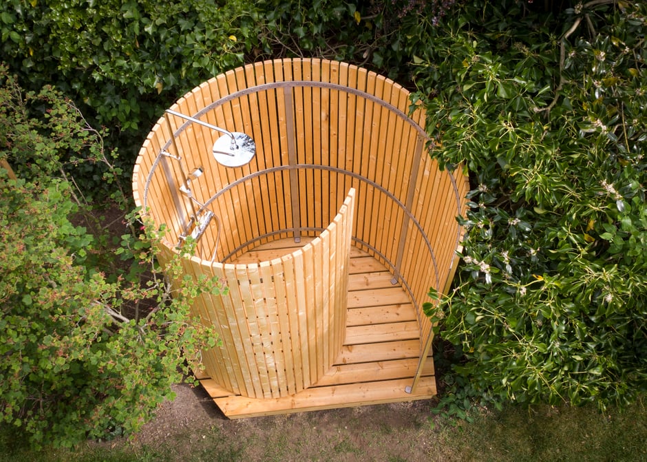 Luonnosta insipiraationsa saanut ulkoilmasuihku - Design by Nordic Seashell