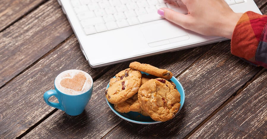 Что такое cookies и зачем они. Печенье в руке. Ноутбук и печеньки. Печенька в руке. Печенька в руке фото.