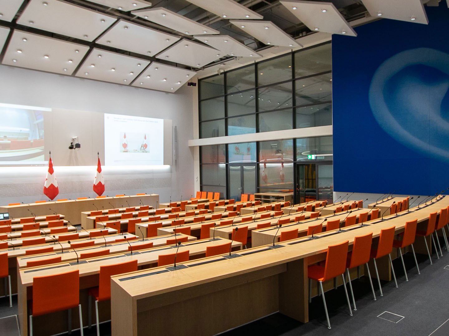 Referenzbild Medienzentrum Ein Grosser Saal mit einer Projektionswand