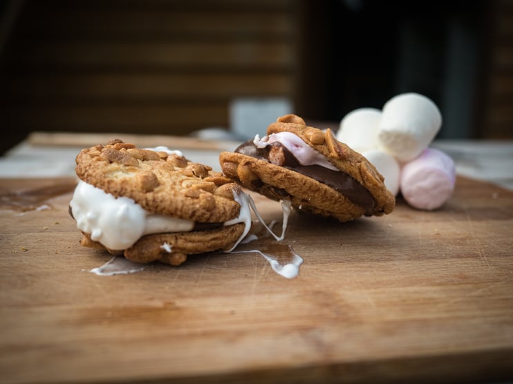 How to make your own S'mores on a campfire - Main Image