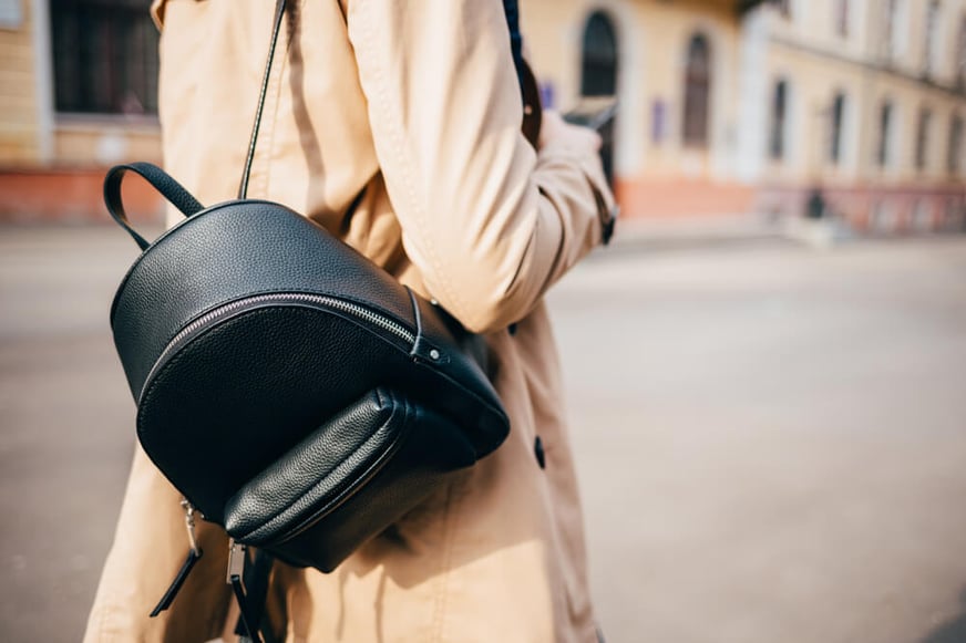 Mira estos tips para comprar tu mochila Guess para mujer favorita
