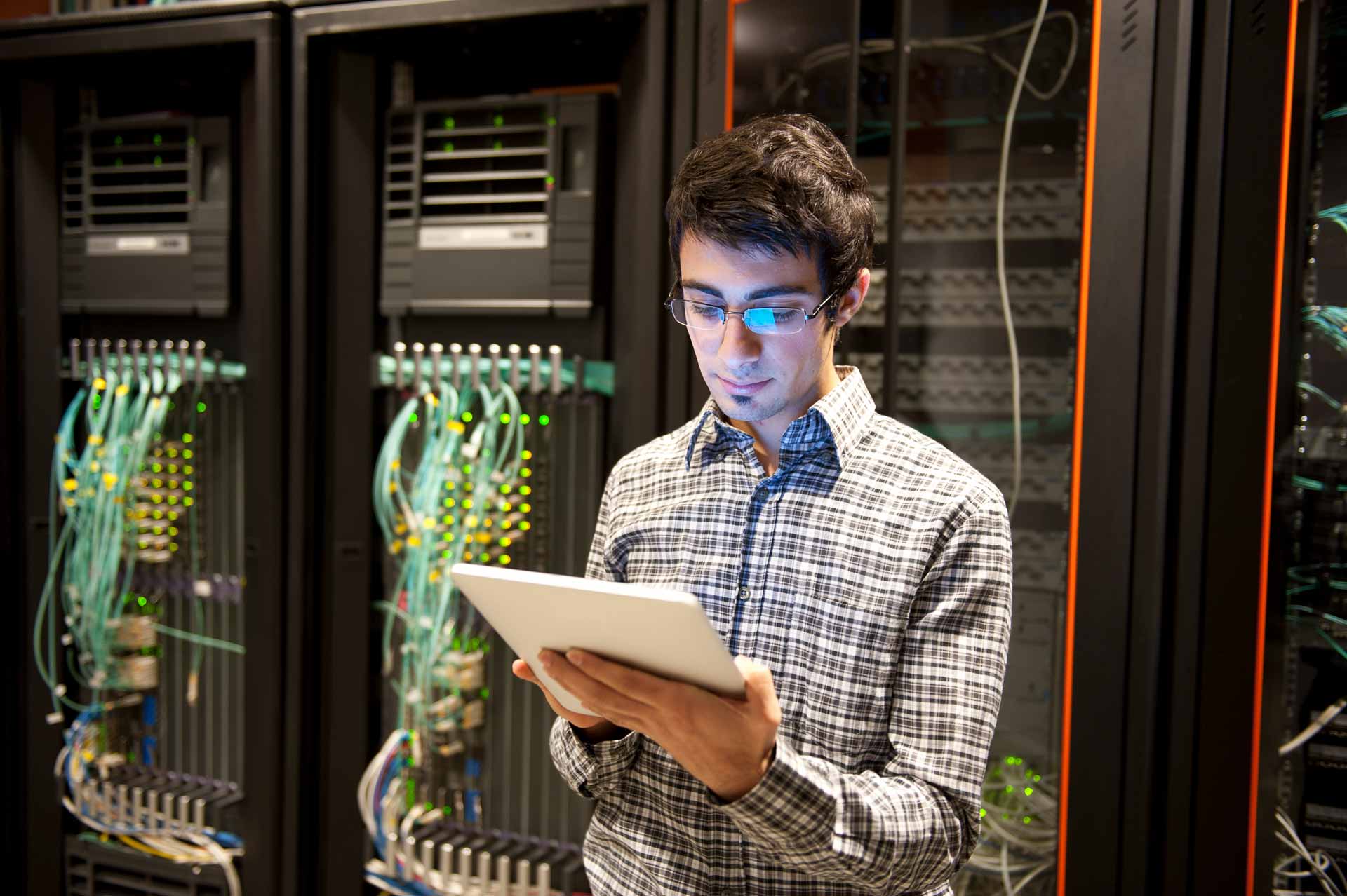technican_standing_in_front_of_servers_on_tabler