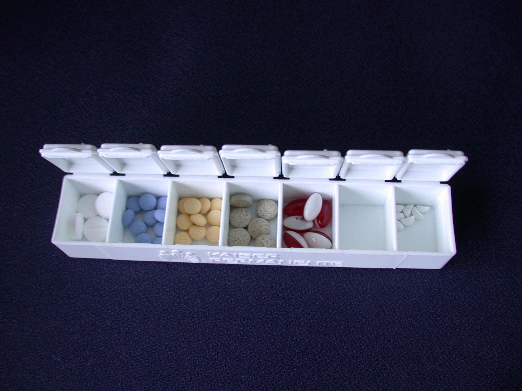 Pill_box_with_pills
