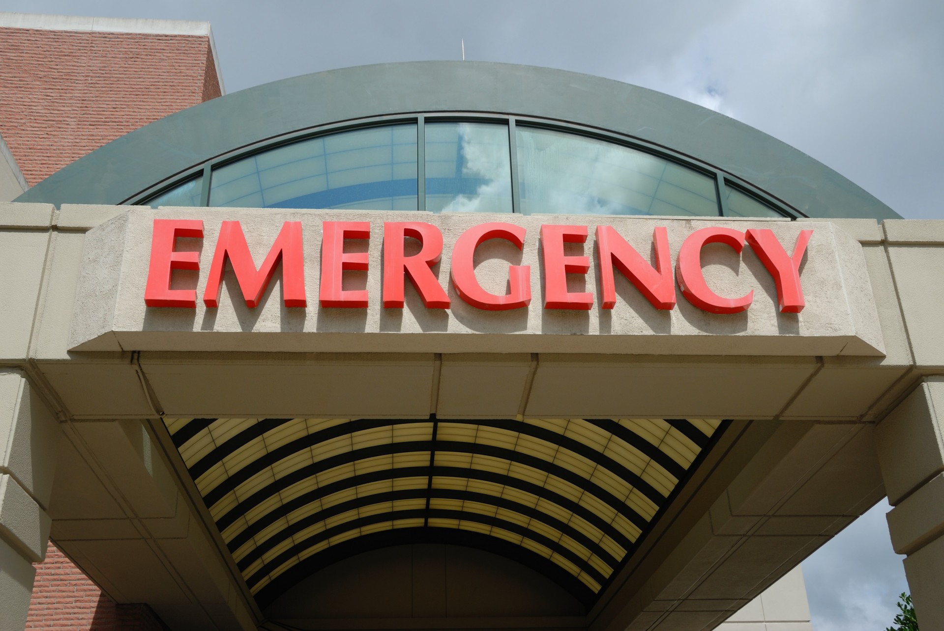 emergency-sign-at-hospital