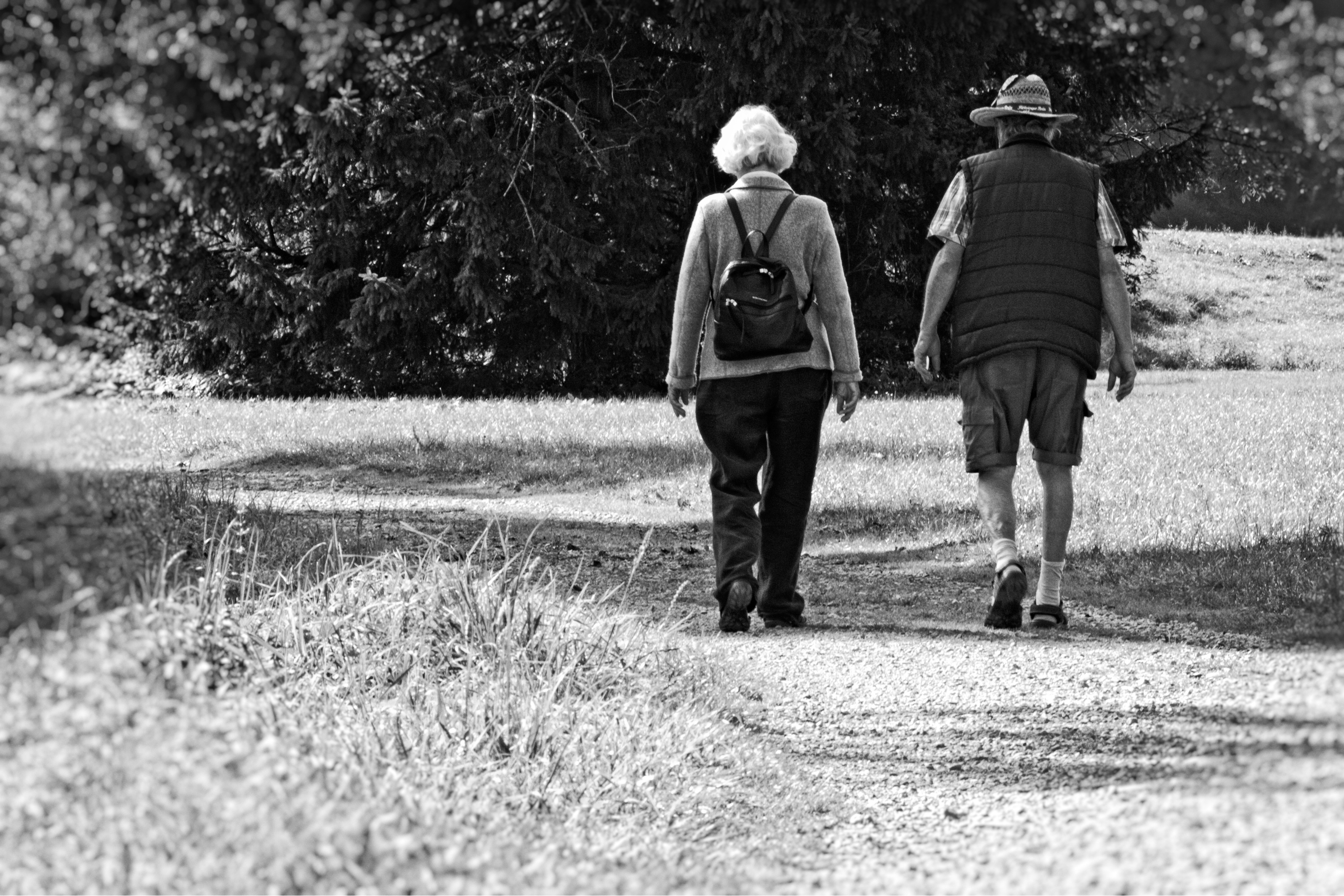 man-walking-winter-black-and-white-people-woman-393093-pxhere.com