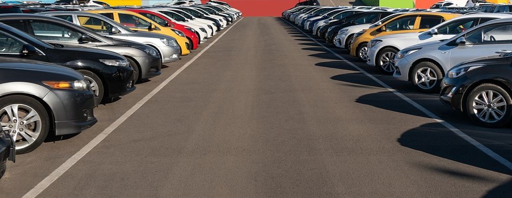 photo of an auto dealership