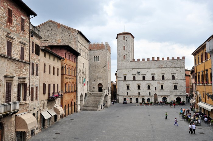 DHVillas-piazza-del-popolo-todi
