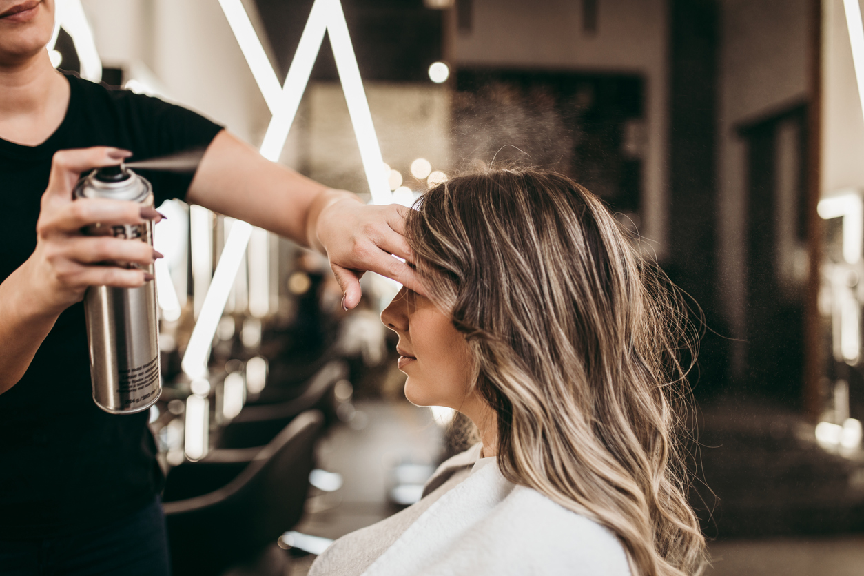 hair-salon-staff-using-their-time-efficiently