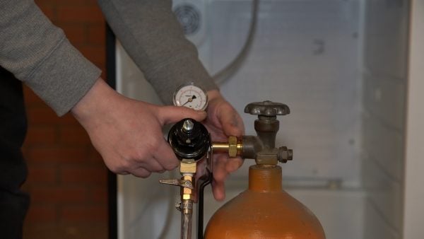 Step 5: Attach Nitrogen regulator to Nitrogen air tank.