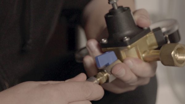 Step 4: Disconnect CO2 regulator from air line.