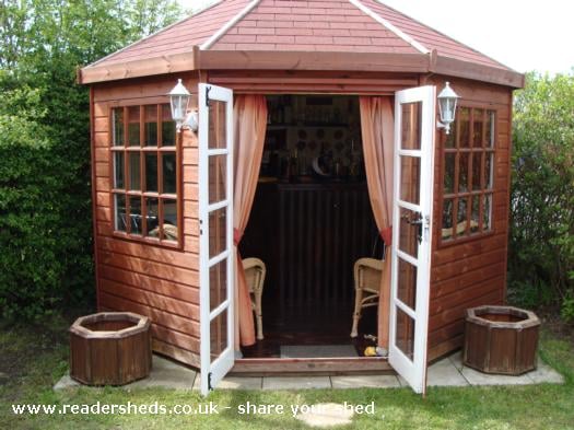 Move Over Man Caves There S A New Trend On The Rise Bar Sheds