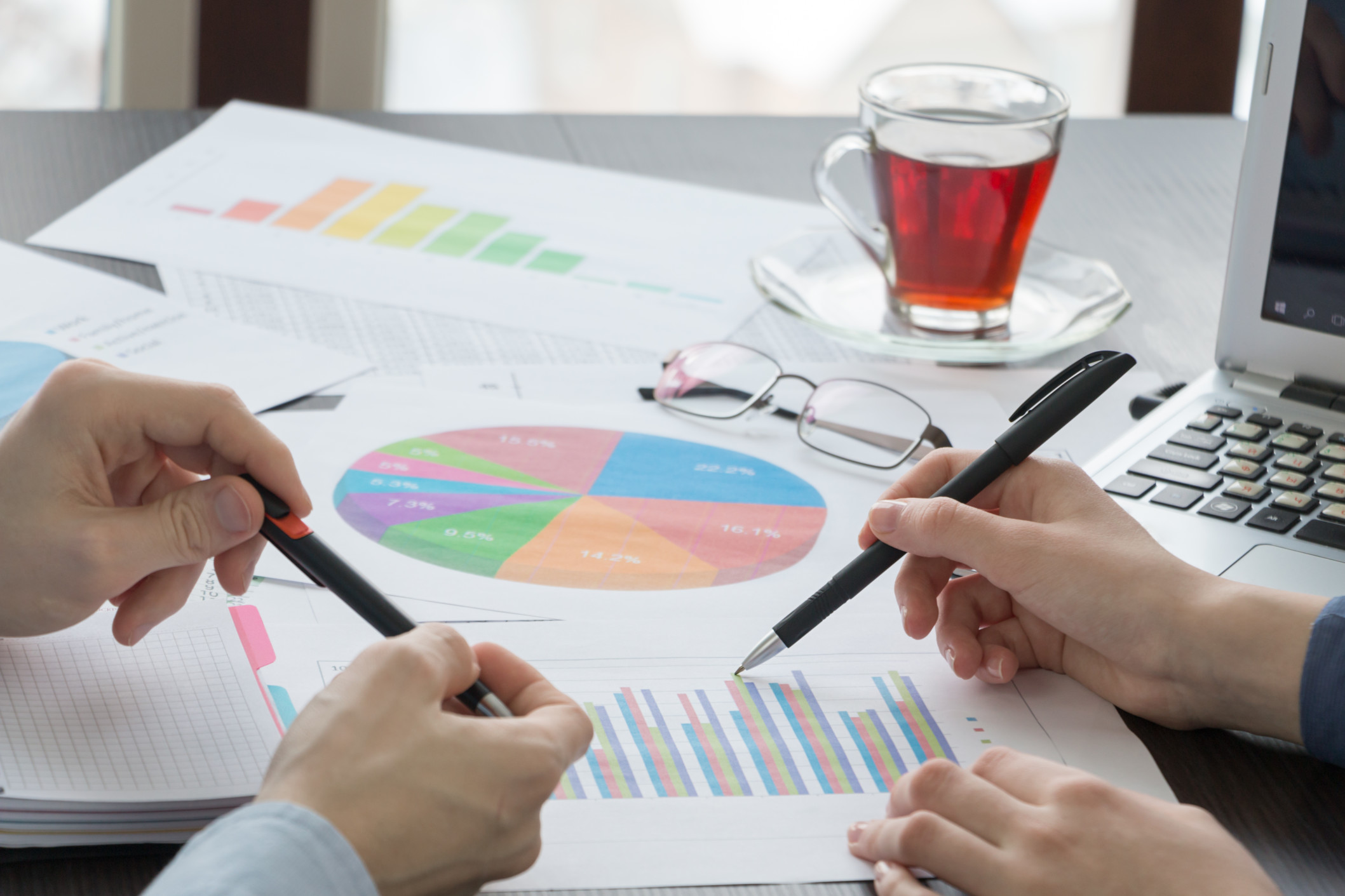 nom-finance-planning-office-work-smartphone-phone-calculate-teamwork-office-computer-technology_t20_mvkebj