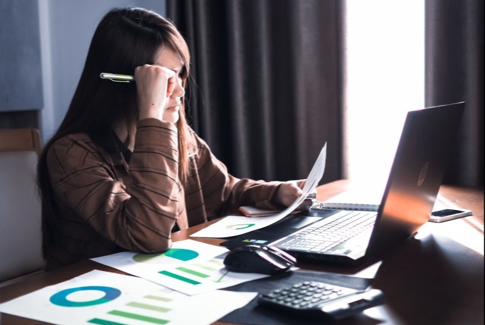 women-working-on-desk-with-computer-laptop-concept-of-marketing-online_t20_gRRZw8-1-1