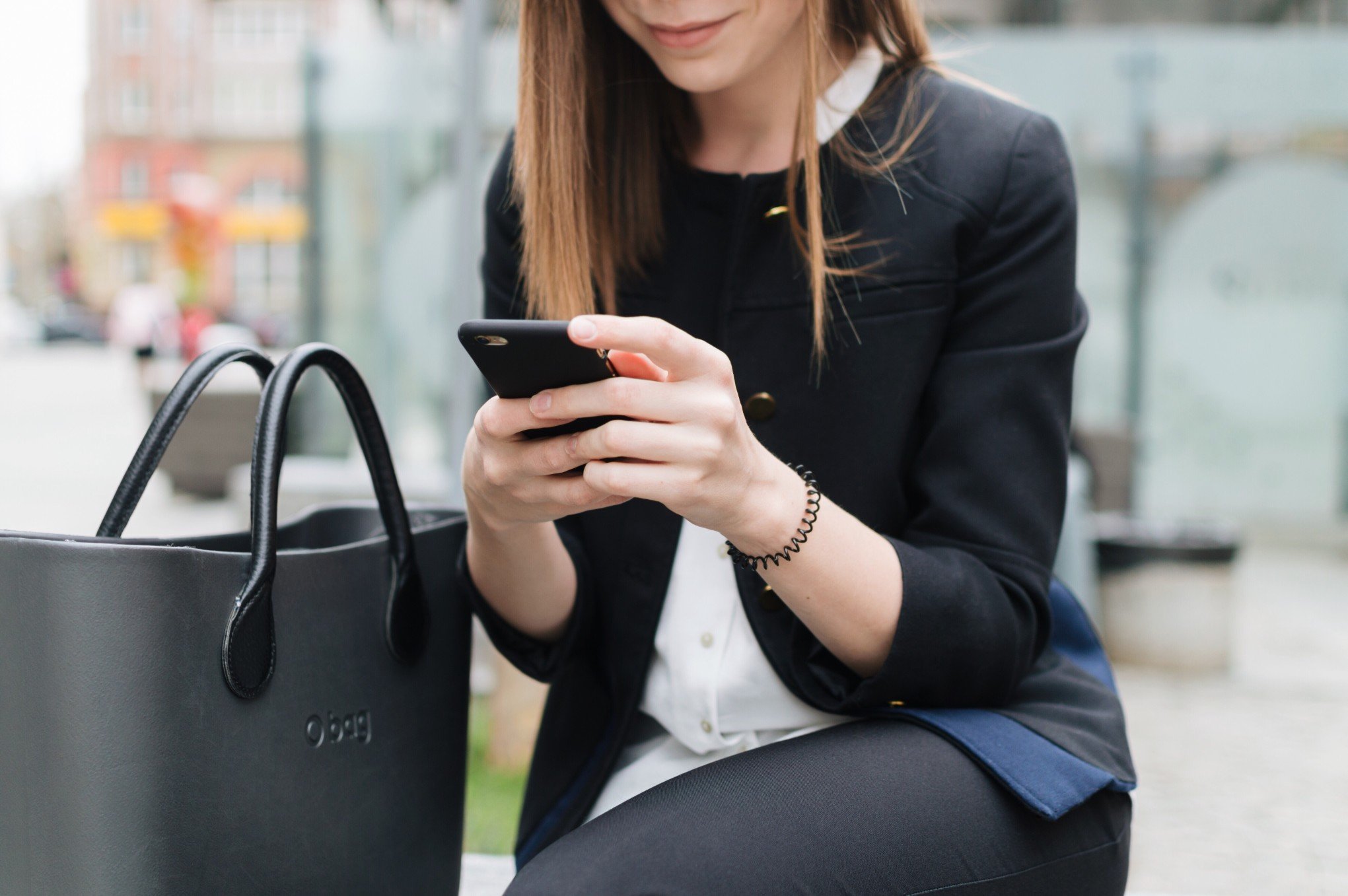 young-woman-using-her-cell-phone-on-the-street_t20_8lYjyW