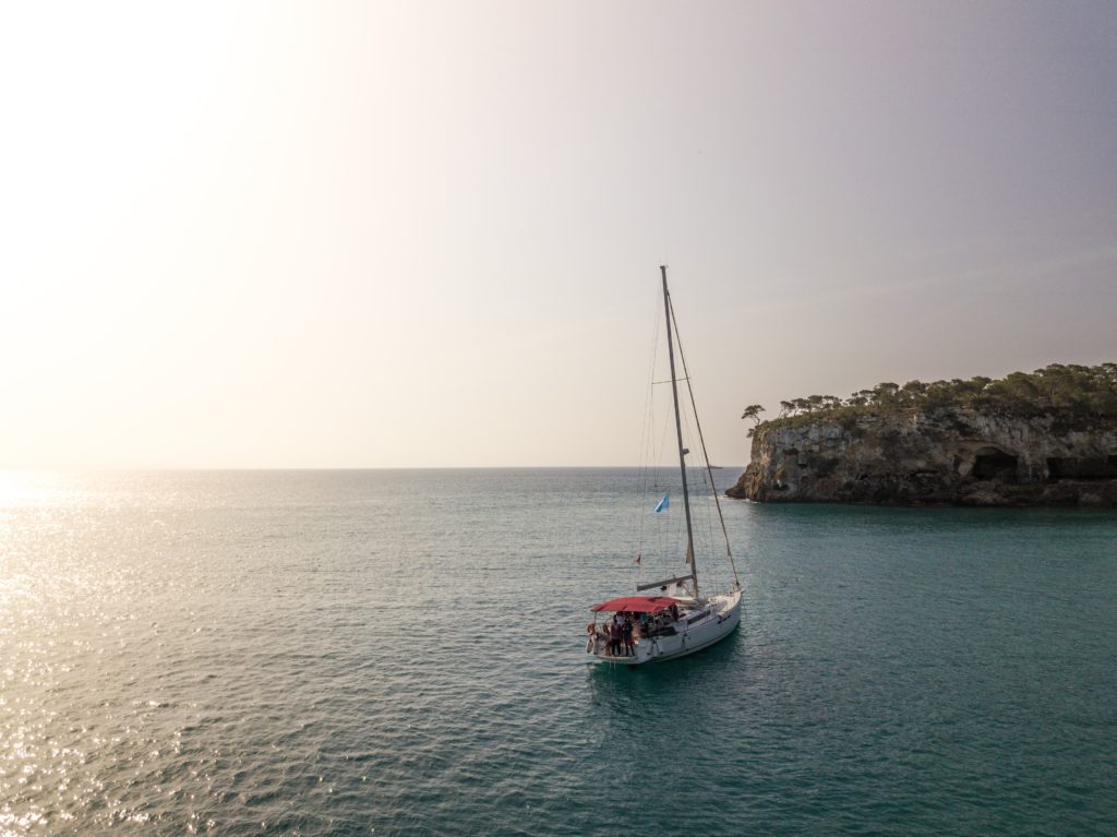 Einsames Segelboot auf dem Meer