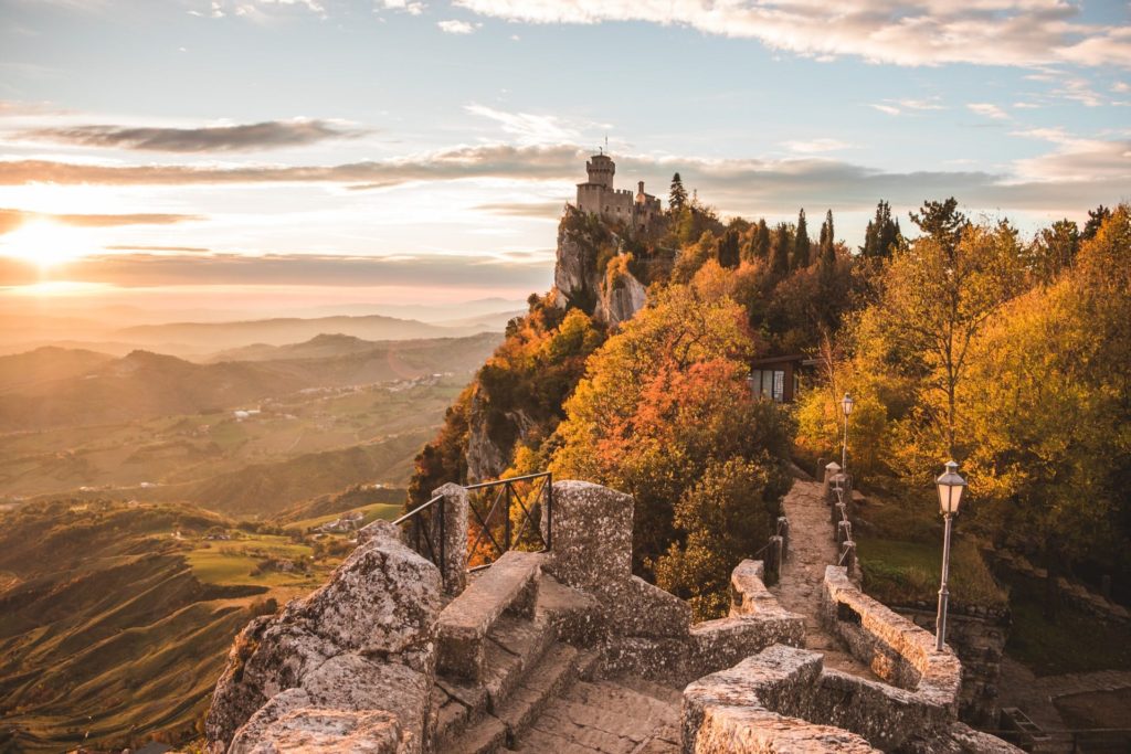 Traumhaftes Märchenschloss in San Marino umringt von einem bunten Herbstwald