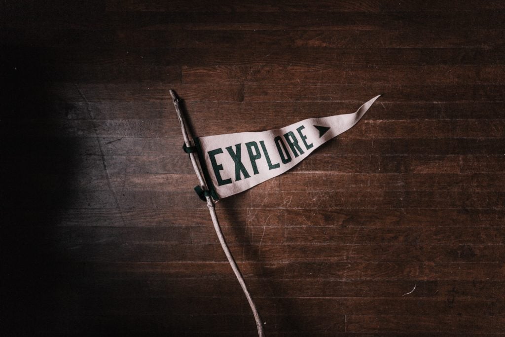 eine Flagge die auf dem Boden liegt mit dem Schriftzug ''Explore''
