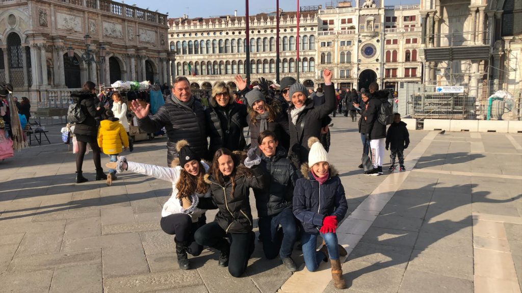 Lucrezia Della Sala mit einer Reisegruppe in Venedig im winter