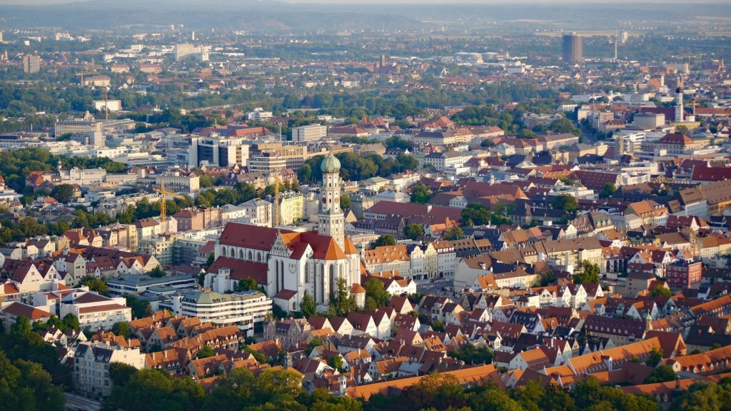 Luftaufnahme von Augsburg mit dem Dom und der Altstadt im Vordergrund.