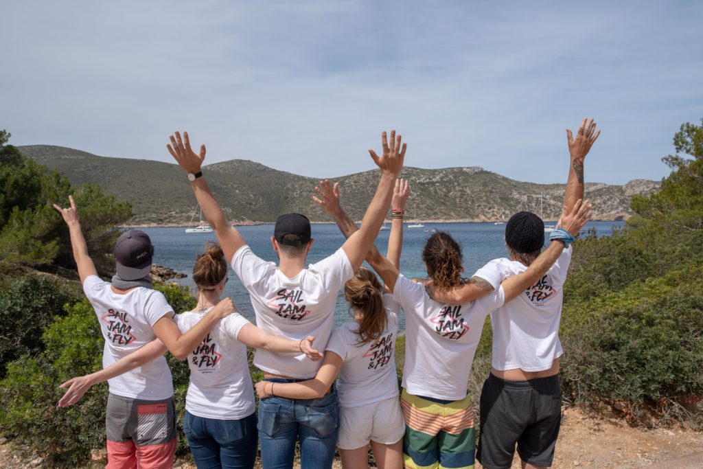 Gruppe von Reisenden und Reisebloggern auf einem Landgang während ihrer Segelreise