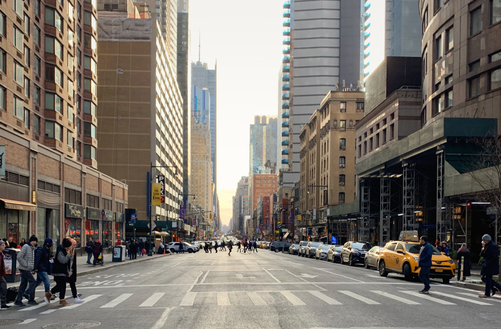 Die Hochhausschluchten von New York City, mit den berühmten gelben Tacken. New York ist perfekt für einen Stadtetrip 