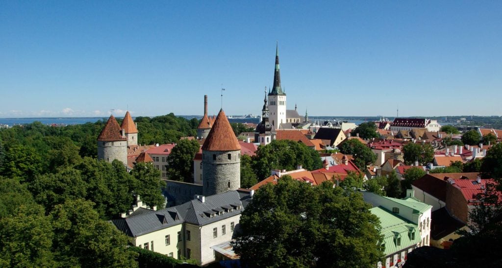 Vogelperpektive auf Tallinn mit teils alten Gebäuden bei Sonnenschein 