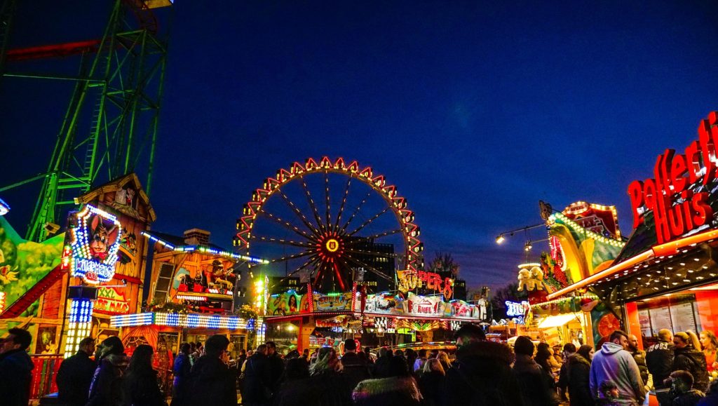 The amusement park Winterdom in Hamburg in the dark with a huge crowd of people around is a cool alternative for Oktoberfest 2020.
