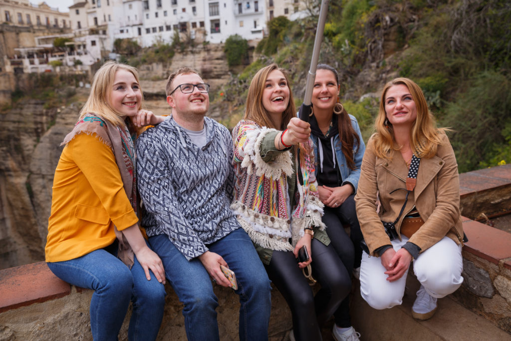 Gruppenselfie von Reisenden in Andalusien