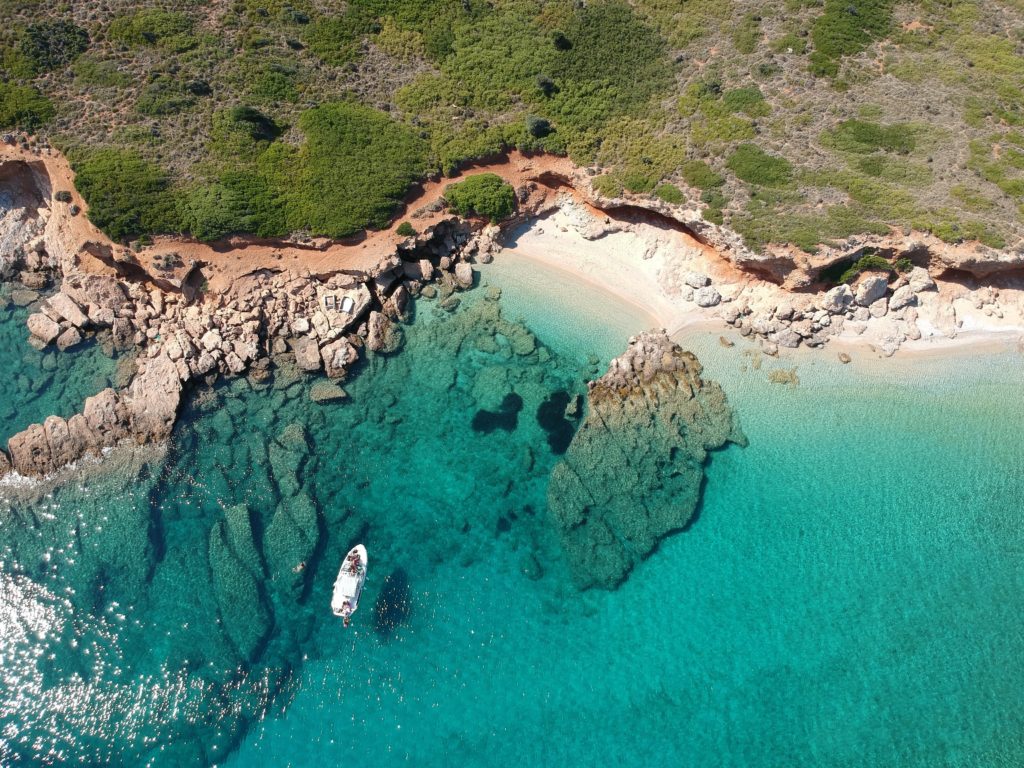 Die griechische Insel Alonissos von oben mit kristallklarem Wasser