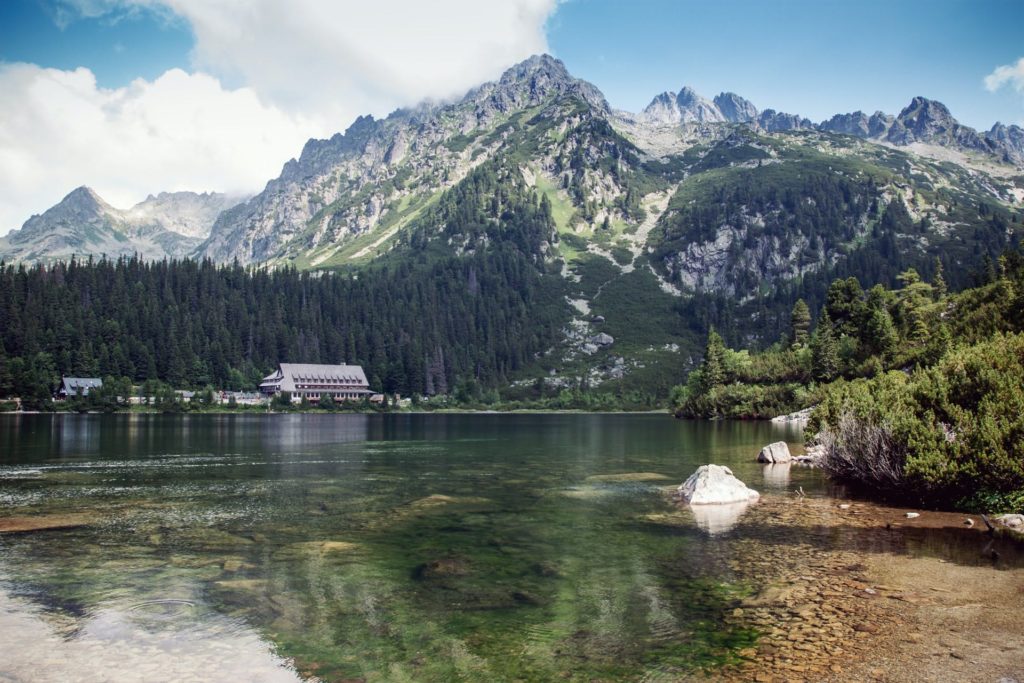 Kristallklarer See am Fuße eines Berges in der Slowakei, eine tolle Herbstdestination in Europa.