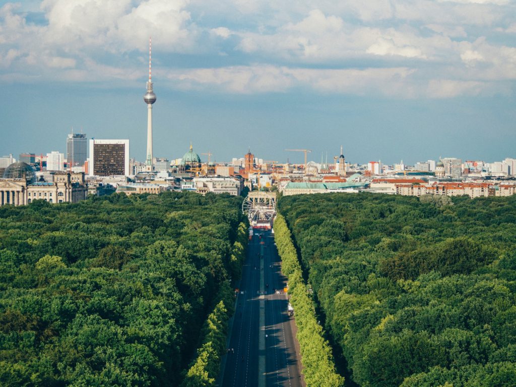 Berlin, die Hauptstadt Deutschlands, fotografiert vom Tiergarten mit Blick auf die Innenstadt 