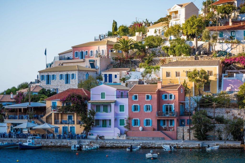 Bunte Häuser an einem Hang auf einer Insel in Griechenland.