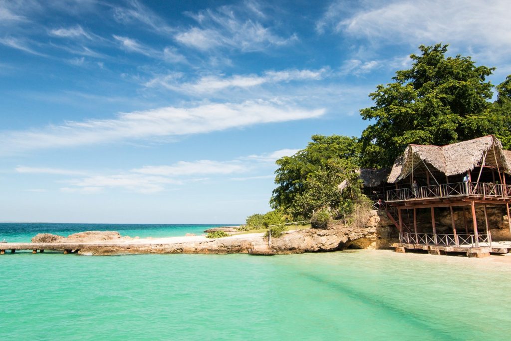 Küste von Kuba mit Türkisem Wasser und goldenem Strand mit einer Strandhütte.