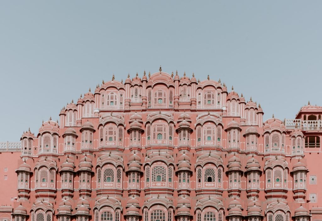 ein rosafarbenes Gebäude in Jaipur