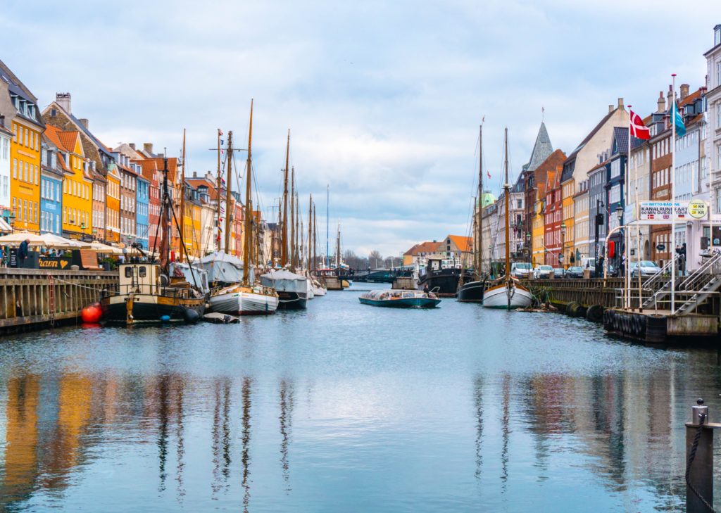 Kopenhagen mit seinen wunderschönen bunten Häusern und ihrer Mitte ein schmaler Fluss mit vielen kleinen Segelbooten.