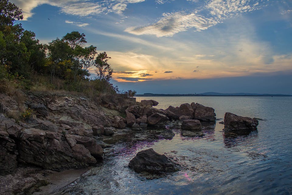 Malerische Bucht bei Sonnenuntergang vor Bulgarien, einer der 6 besten Herbstdestinationen in Europa.