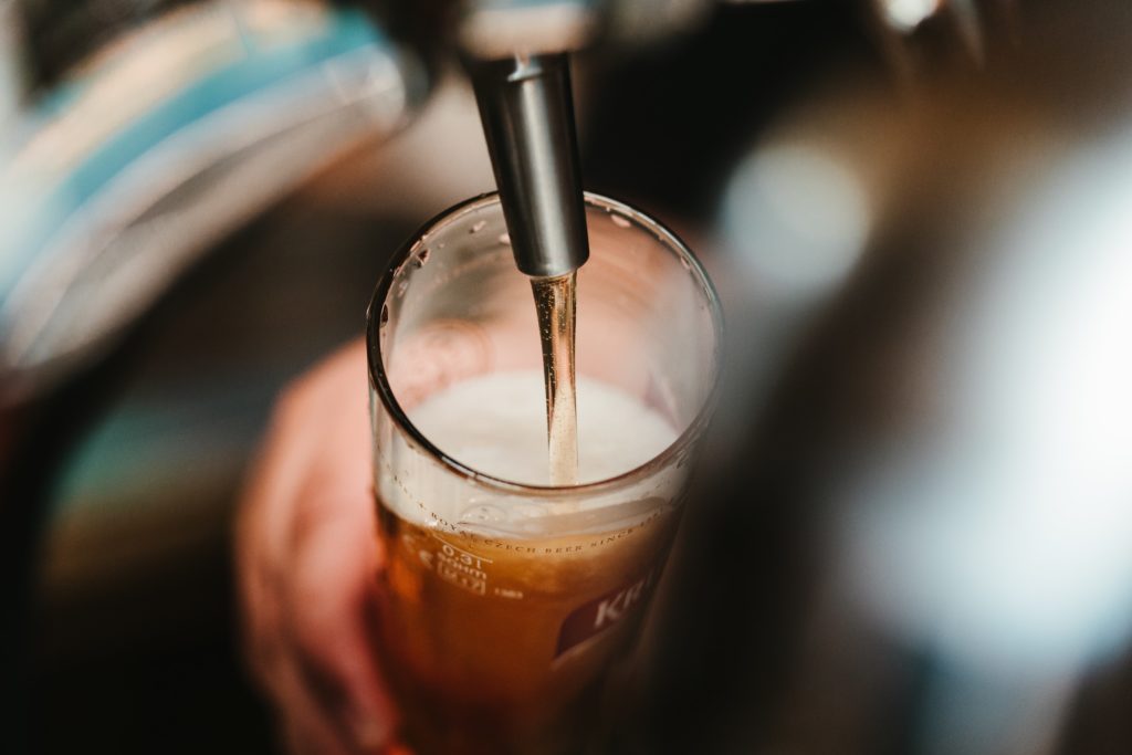 ein Bier wird gezapft in einer Brauerei