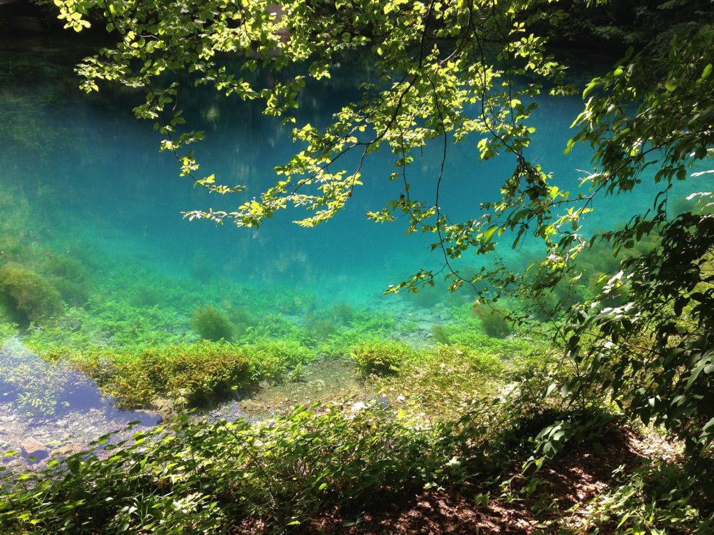 Der Blautopf See bei Blaubeuren