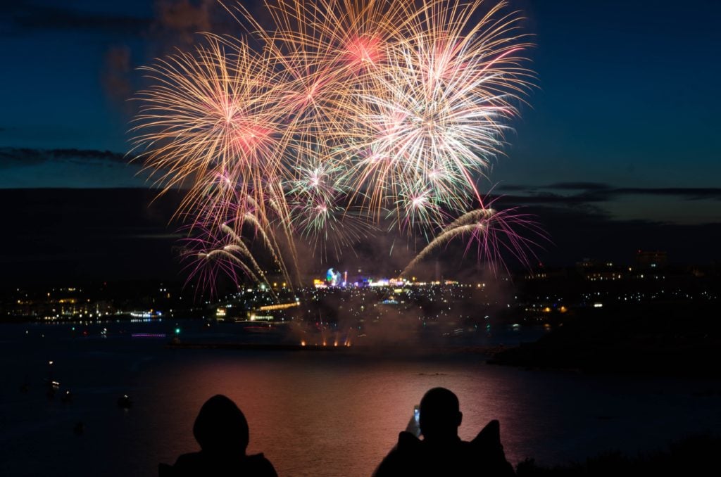 Ein großes buntes Silvester Feuerwerk in Sofia  - ein günstiges Reiseziel, um Silvester zu feiern