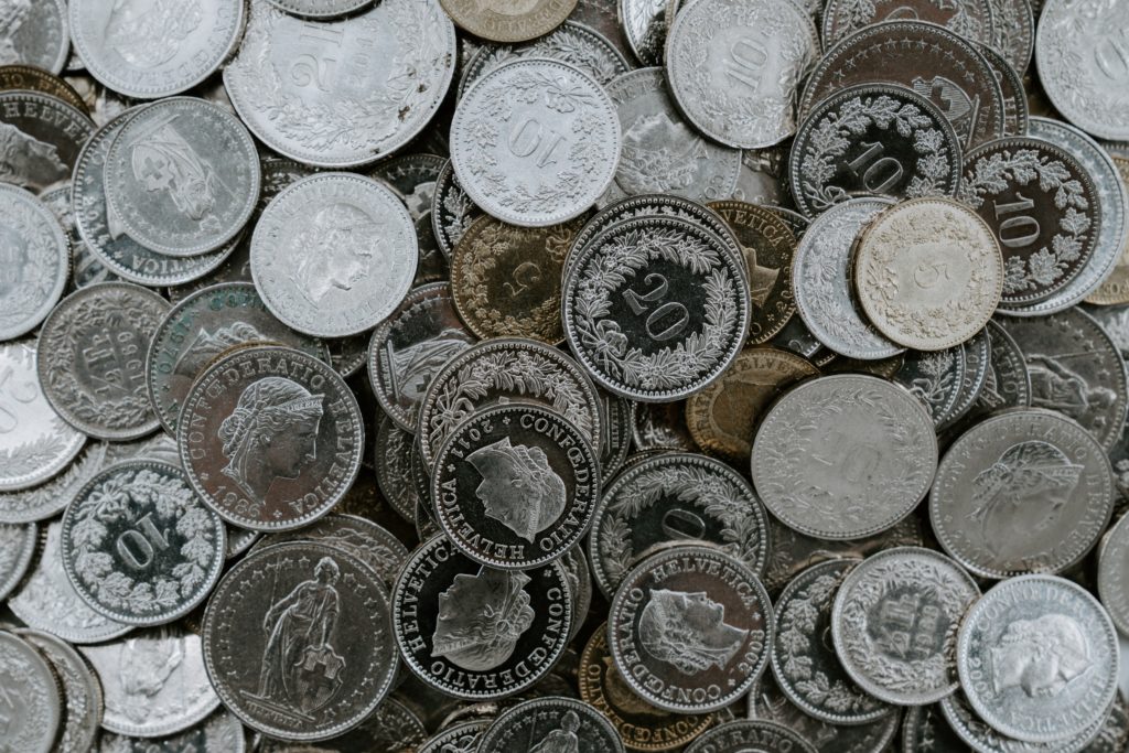 Viele silberne und bronzene Münzen