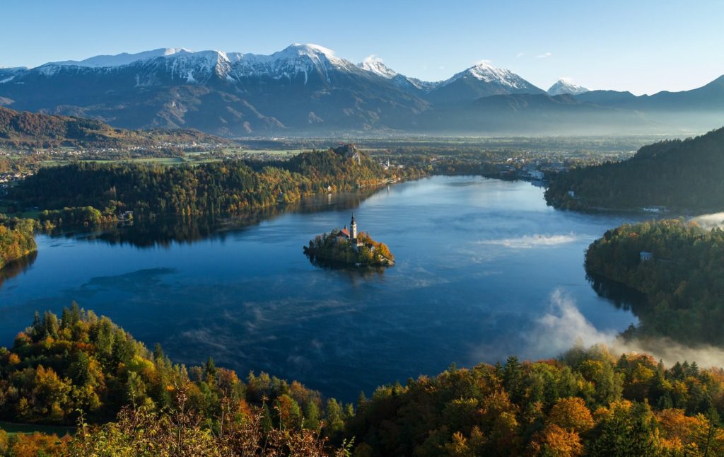 Eine Insel mit einer Kirche mitten im Bleder See, welcher umringt ist von wunderschöner Natur Sloweniens.