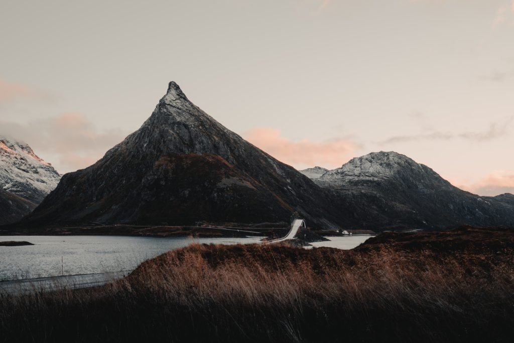 Die Landschaft von Lofoten in Norwegen, mit einem kleinen See und Bergen im Hintergrund