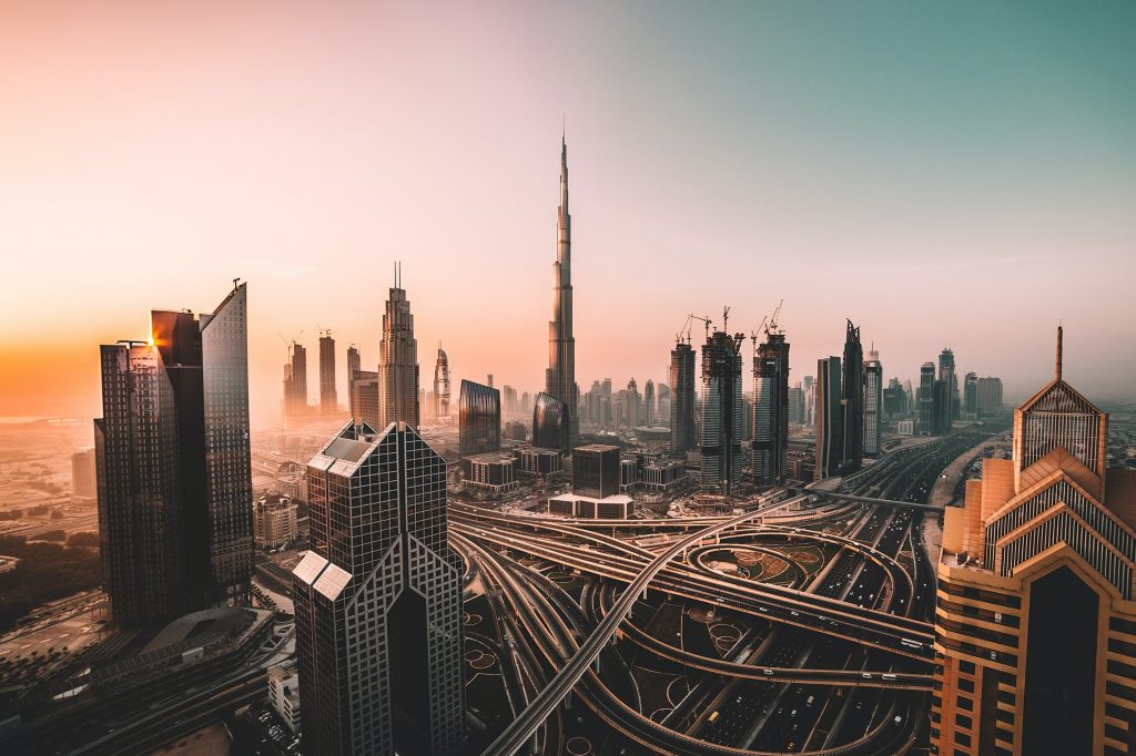 Reise Horoskop 2021 (Teil 2): die Wüstenstadt Dubai mit dem Burj Khalifa und vielen Wolkenkratzer.