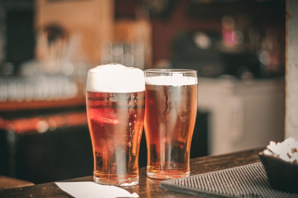 Zwei Gläser Bier stehen auf einem Tisch 