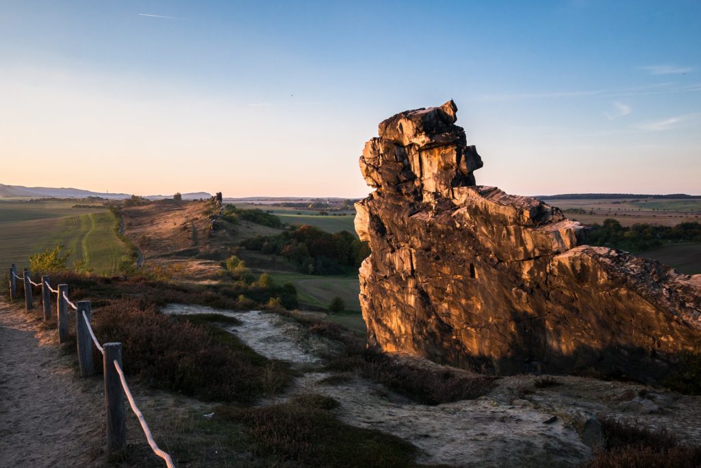 Felsen der Teufelsmauer im Harz im Sonnenuntergang.