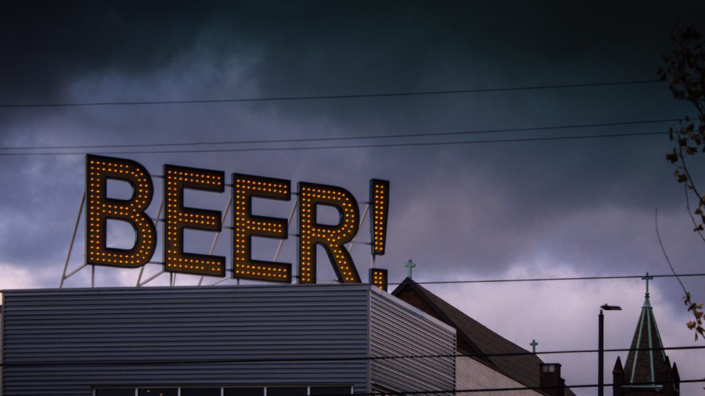 der Schriftzug Beer steht auf einem Dach