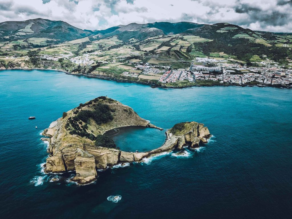 Blick auf die Azoren Inseln und kristallblaues Wasser
