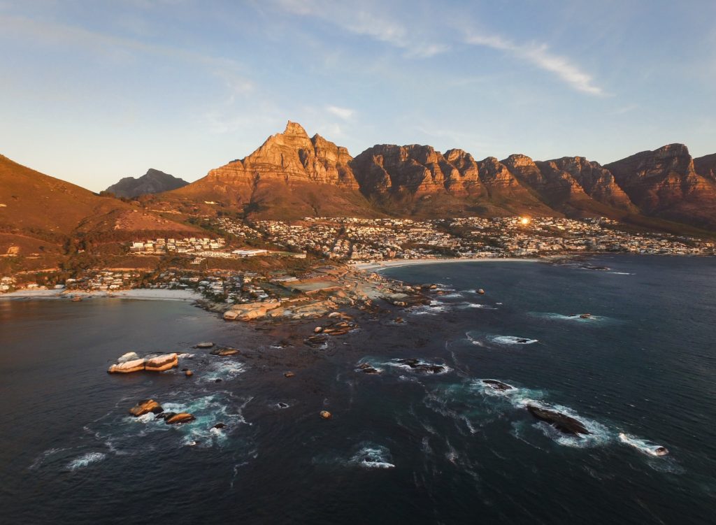Kapstadt mit dem Tafelberg im Hintergrund fotografiert vom Wasser