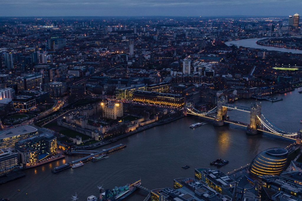 London am Abend mit der Tower Bridge und Hochhäusern im Zentrum von London in England.